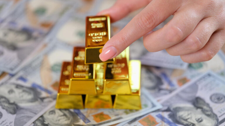 Pawn or Sell Gold: Which Is Better When Prices Are High?